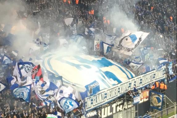 S04 - BMG: Schalke-Fans zünden Rauchfackeln im eigenen Block 