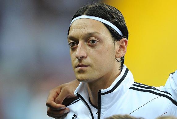 Politiker Lindner fordert: Özil soll deutsche Hymne mitsingen