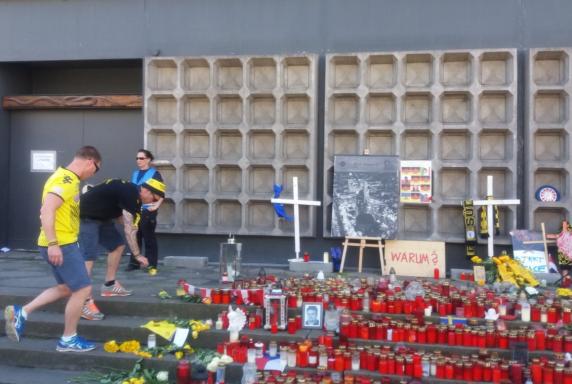Berlin: BVB- und Eintracht-Fans gedenken Terroropfern