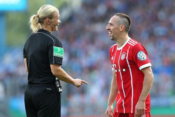 Steinhaus cool: Schiedsrichterin lächelt Ribéry-Streich weg