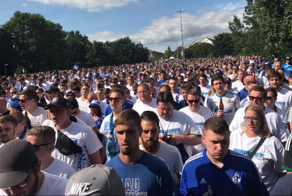 Schalke: Tausende Fans marschieren durch Hannover