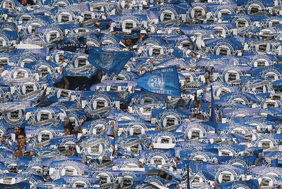 Schalke: Die Fans feiern Höwedes vor dem Spiel (Video)