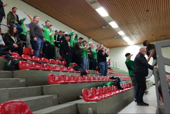 Halle Duisburg: B-Ligist reist mit 50 Fans im Bus an und feiert
