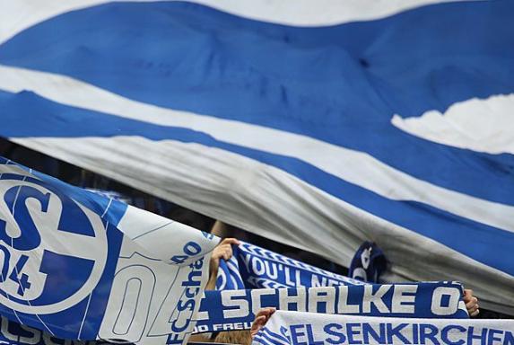 Schalke: Ultras präsentieren VfB-Fahnen