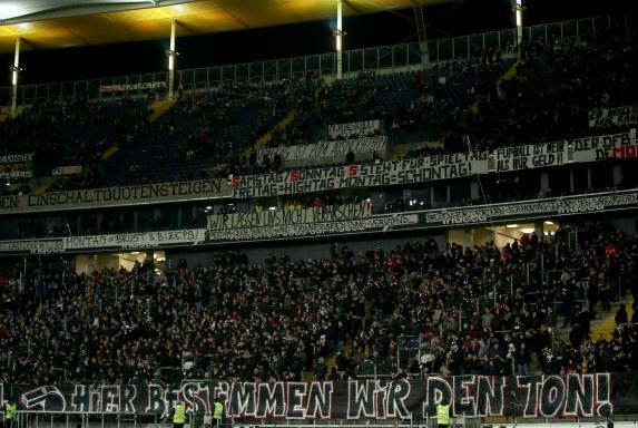 Montagsspiel: Fanproteste verzögern Anpfiff in Frankfurt