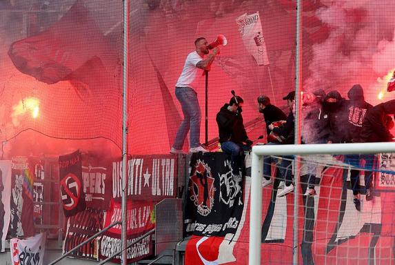 Derby: Fortuna-Fans werfen Pyro auf Duisburger