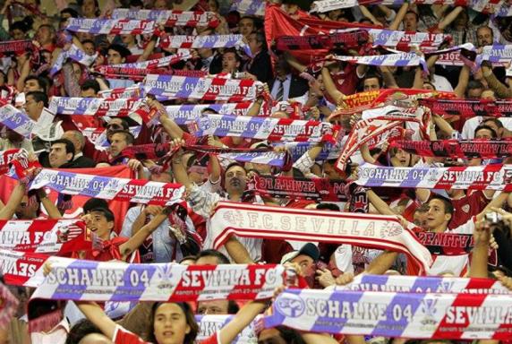 Im Old Trafford: Warum Sevilla-Fans Schalke-Schals hochhielten