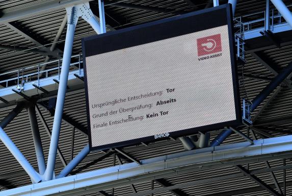 Düsseldorf: Schiedsrichter erklärt den Zuschauern Videobeweis