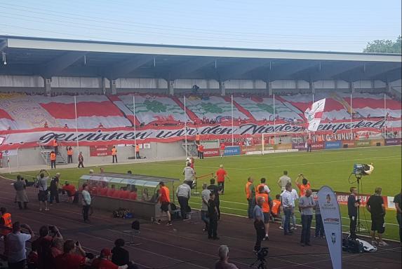 Pokalfinale: RWO-Fans motivieren Team mit XXL-Plakat