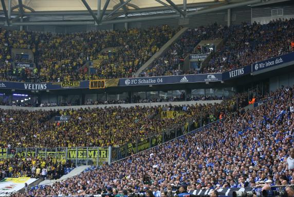 Gegen Polizei: Schalke- und BVB-Fans demonstrieren gemeinsam