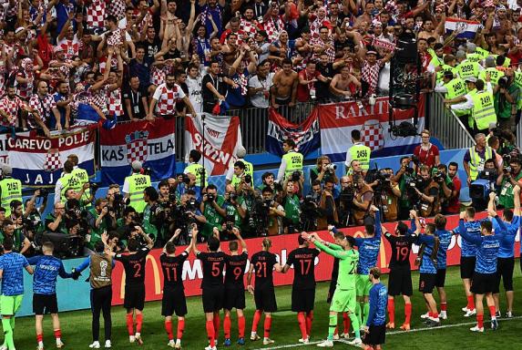 WM-Freude: Jubelnde Kroaten begraben Fotografen unter sich