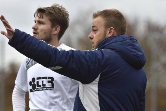 Besprechen RTV-Trainer Dennis Heth und sein Spieler Christoph Wehrend hier den Weg in Richtung Bezirksliga?