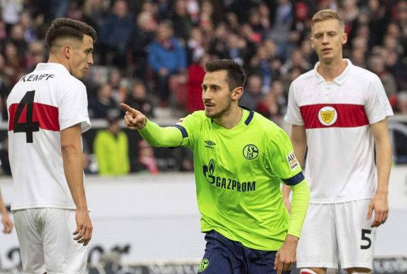 Schalkes Steven Skrzybski (mi.) freut sich über sein Tor zum 0:1. Neben ihm stehen Stuttgarts Marc-Oliver Kempf (li.) und Timo Baumgartl (re.).