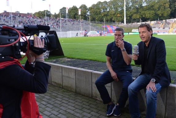 Sky-Kommentator Jörg Dahlmann (re.) im Interview mit Wuppertals Ex-Trainer Stefan Vollmerhausen.