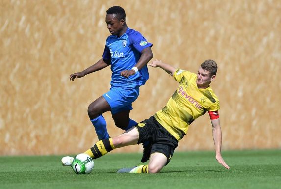2017 spielte Julian Schwermann (re., am Boden) noch mit der A-Jugend gegen den VfL Bochum.