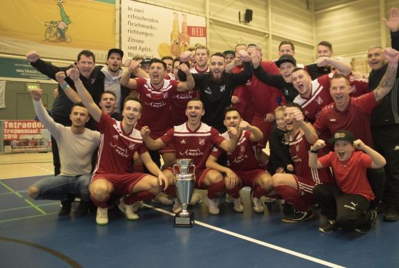 ie Mannschaft des SV Fortuna Bottrop bejubelt nach Schlusspfiff den Sieg bei der Hallenstadtmeisterschaft 2019.