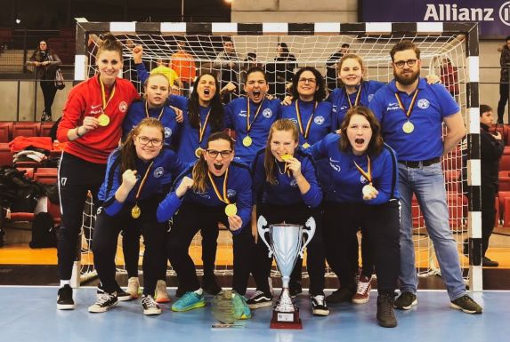 Bejubeln den Sieg in der "Deaf Futsal Champions League": Die gehörlosen Frauen des GTSV Essen.