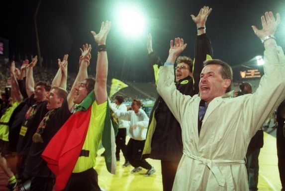 Trainer Ottmar Hitzfeld (r), Co-Trainer Michael Henke (2.v.r.) am 28.5.1997 im Münchner Olympiastadion. Gerade hat der BVB die Champions League gewonnen.
