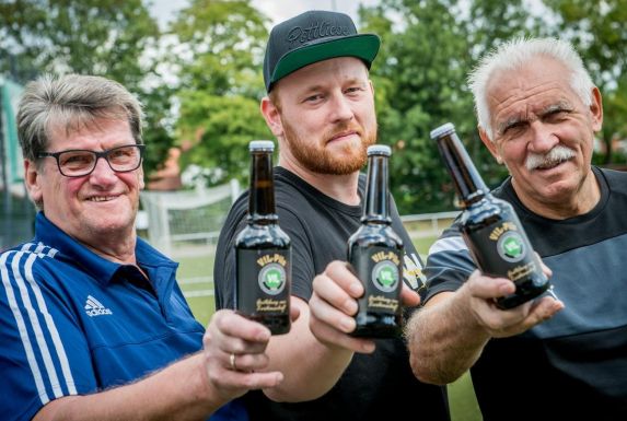 Der Landesligist VfL Kemminghausen hat sein eigenes Bier: Das "VfL"-Pils.