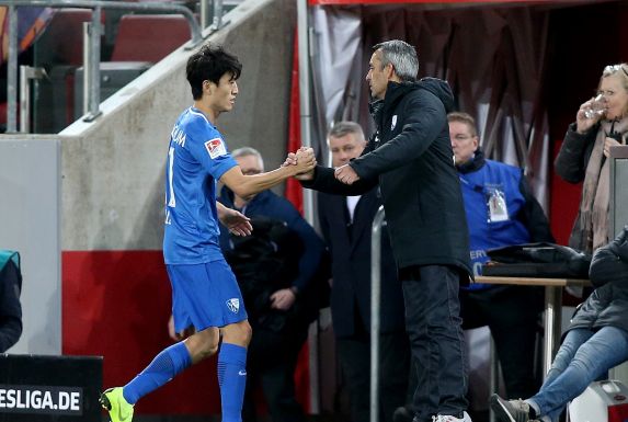 Chung-Yong Lee (li.) klatscht mit VfL-Trainer Robin Dutt ab.
