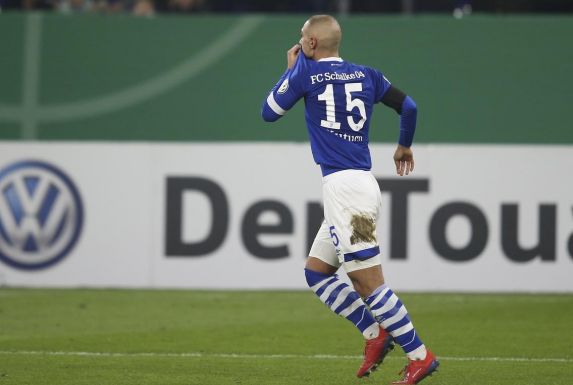 Klares Bekenntnis: Ahmed Kutucu küsst das Schalke-Emblem.