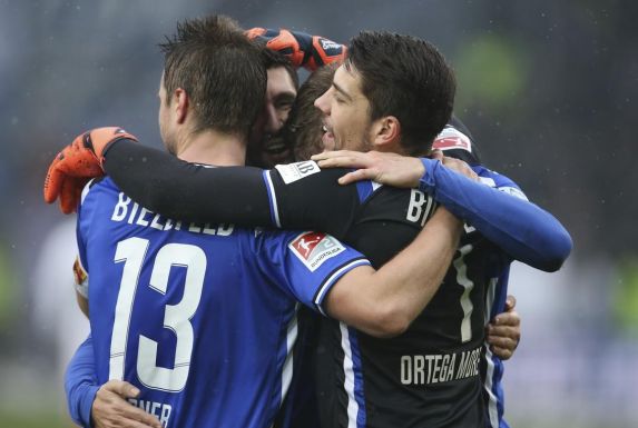 Bielefelds Julian Börner (l-r), Stephan Salger und Torwart Stefan Ortega feiern den Sieg bei Spielschluß.