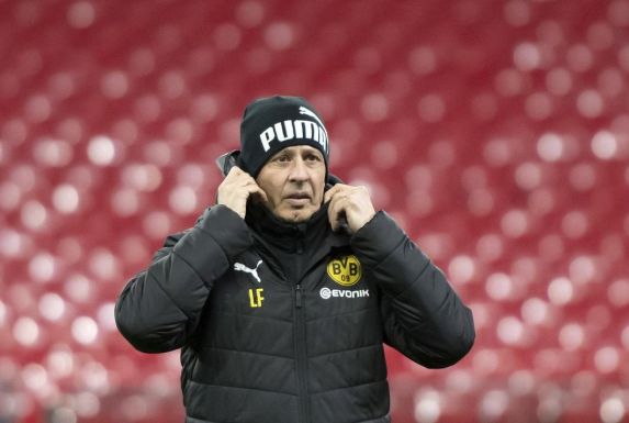 Dortmunds Trainer Lucien Favre leitet das Training seiner Mannschaft.
