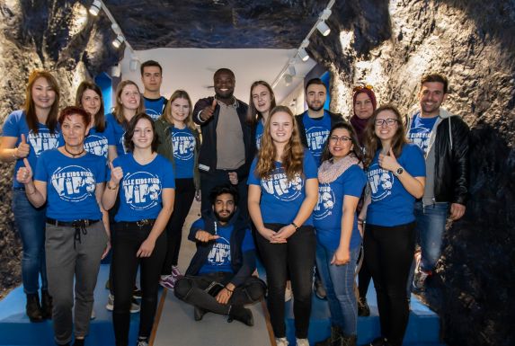 Jugendliche des Projekts „Welcome to Kartoffelländ“ der Aufsuchenden Jugendarbeit der Gemeinde Ense zu Gast bei Fußballlegende Gerald Asamoah auf Schalke