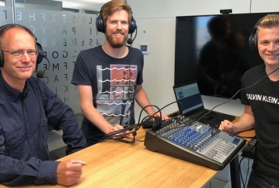 Die Funke-Sport-Redakteure Peter Müller und Sebastian Weßling mit NRW-Radio-Mitarbeiter Christian Hoch.