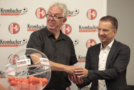 Pokalsspielleiter Klaus Overwien (links) und Thomas Berndsen, Leiter Amateurfußball im FLVW, nahmen die Auslosung vor.
