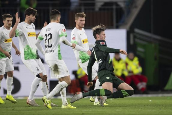 Wout Weghorst spielt den Ball - vier Borussen schauen zu. Ein spätes Tor brachte Wolfsburg den Heimsieg ein.