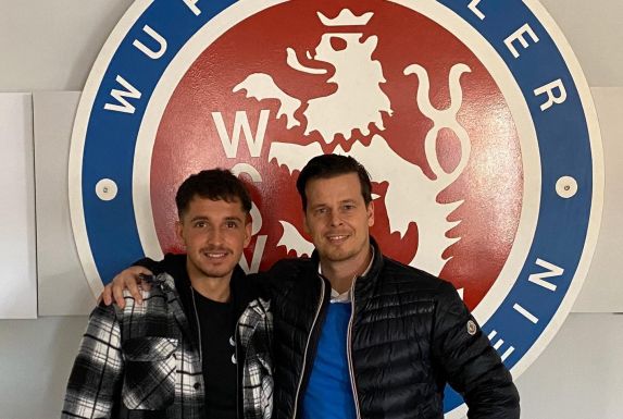 Tolga Cokkosan (links) mit seinem Berater Roland Braun bei der Vertragsunterschrift beim Wuppertaler SV.