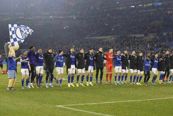 Schalkes Mannschaft feierte nach dem Spiel vor der Nordkurve.