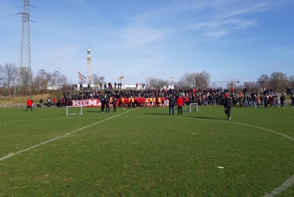 Rund 300 RWE-Fans heizten die Mannschaft von Trainer Christian Titz vor dem Derby gegen RWO ein.