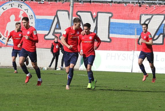 Daniel Grebe und Tjorben Uphoff erzielten die Tore beim 2:0-Sieg des Wuppertaler SV über TuS Haltern.