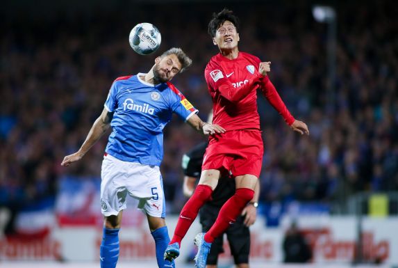 Stefan Thesker (links) im Duell mit dem Ex-Bochumer Chung-yong Lee.