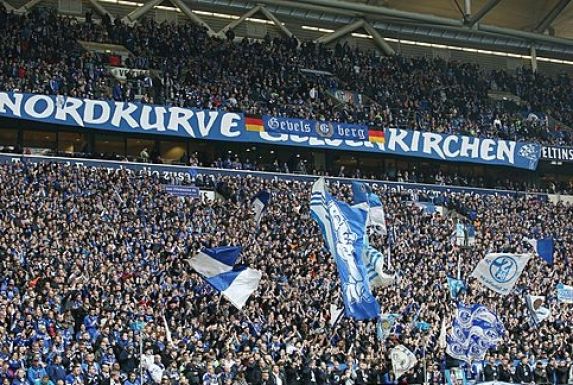 Die Fans des FC Schalke 04 stehen auch in schlechten Zeiten zu ihrem Verein.
