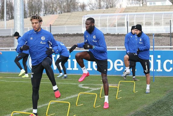 Die Schalker Jean-Clair Todibo, Salif Sané und Ahmed Kutucu (v.l.) trainieren noch eine weitere Woche nach individuellen Plänen.