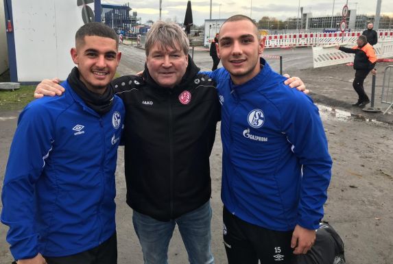 RWE-Juniorencoach Udo Platzer mit seinen ehemaligen Schützlingen Levent Mercan (l.) und Ahmed Kutucu, die heute für Schalke 04 spielen.