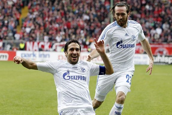Raul und Christian Fuchs bejubeln einen Treffer für Schalke 04.