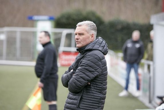 Holger Wortmann, Trainer des Westfalenligisten DJK TuS Hordel, schaut sich das Spiel seiner Mannschaft an.