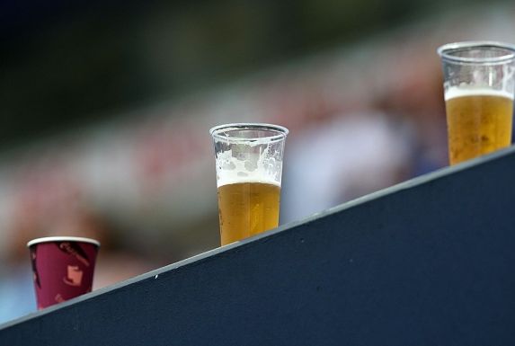 Die Fans von Regionalligist Rot-Weiss Essen trinken auch an der virtuellen Theke gerne ein Bier (