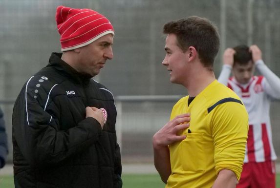 Antonios Kotziampassis (links), mittlerweile Trainer beim Oberligisten ASC Dortmund, im Gespräch mit dem Schiedsrichter.