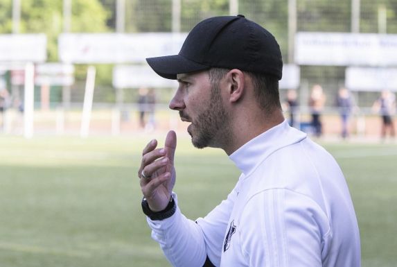 Jens Grembowietz, Trainer von Landesligist SV Horst-Emscher, verfolgt das Spiel seiner Mannschaft.