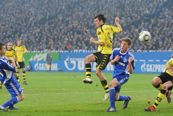 Nelson Valdez (Mitte, im gelben Trikot), einst beim Bundesligisten Borussia Dortmund unter Vertrag, schießt auf's Tor.
