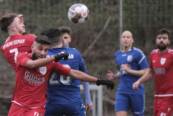 Unübersichtliche Situation im Landesligaspiel zwischen Blau-Weiß Mintard und Genc Osman Duisburg. Ab der kommenden Spielzeit ist es Fabio Audia, der als Trainer den Durchblick behalten muss.