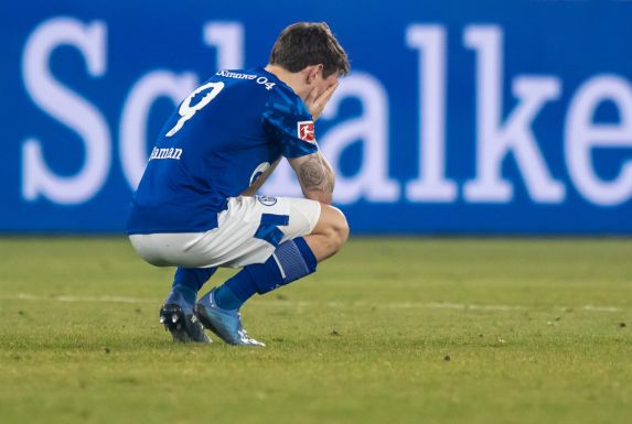 Der FC Schalke 04 versucht weitere Einsparungen vorzunehmen.