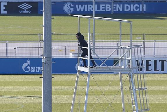 Schalke-Trainer David Wagner spürt den sportlichen Druck, weil der S04 finanziell mit der Corona-Krise zu kämpfen hat (