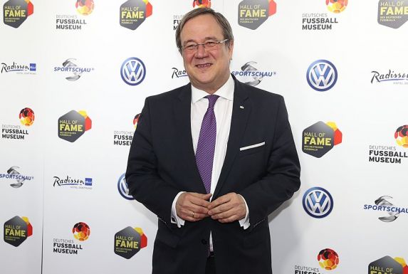 NRW-Ministerpräsident Armin Laschet kann sich eine Bundesliga mit Geisterspielen ab dem 9. Mai vorstellen (