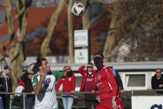 Andre Trienenjost (rechts), mittlerweile beim Oberligisten 1. FC Kleve aktiv, im Schatten des Balls.